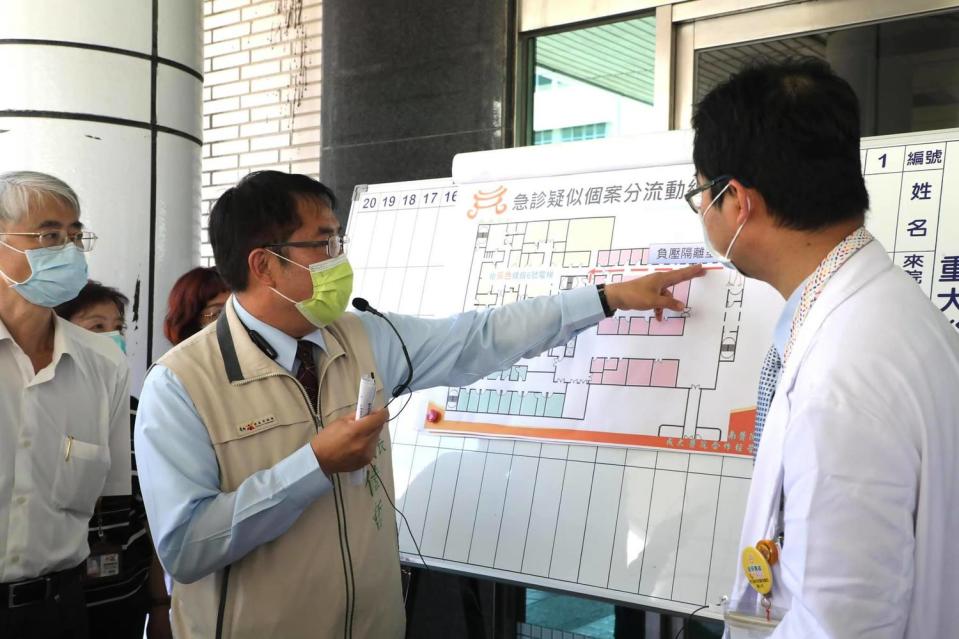 台南市長黃偉哲今日表示，為避免防疫失守，台南市警局將擴大查緝八大行業及非法小吃部。    圖：翻攝自黃偉哲臉書