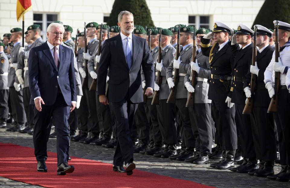 German President Frank-Walter Steinmeier, left, welcomes King Felipe VI of Spain with military honors in front of Bellevue Palace in Berlin, Germany, Monday, Oct. 17, 2022. The Spanish royal couple is in Germany for a three-day state visit. (Bernd von Jutrczenka/dpa via AP)