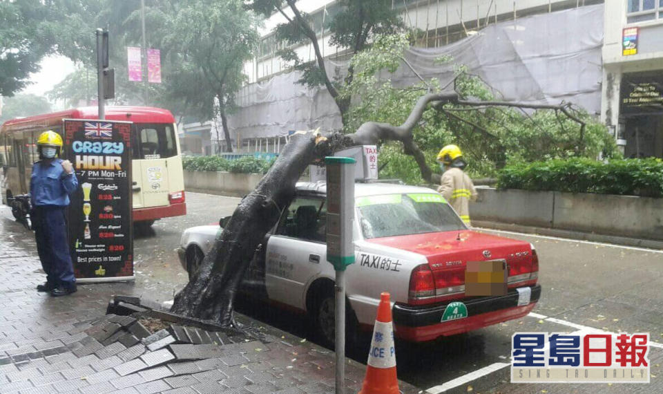 涉事的士。 香港突發事故報料區FB圖