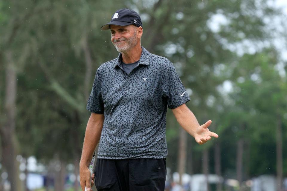 Rocco Mediate reacciona después de su putt ganador en el segundo hoyo de playoffs el 6 de octubre en el PGA Tour Champions Constellation Furyk & Friends, en el Timuquana Country Club en Jacksonville.