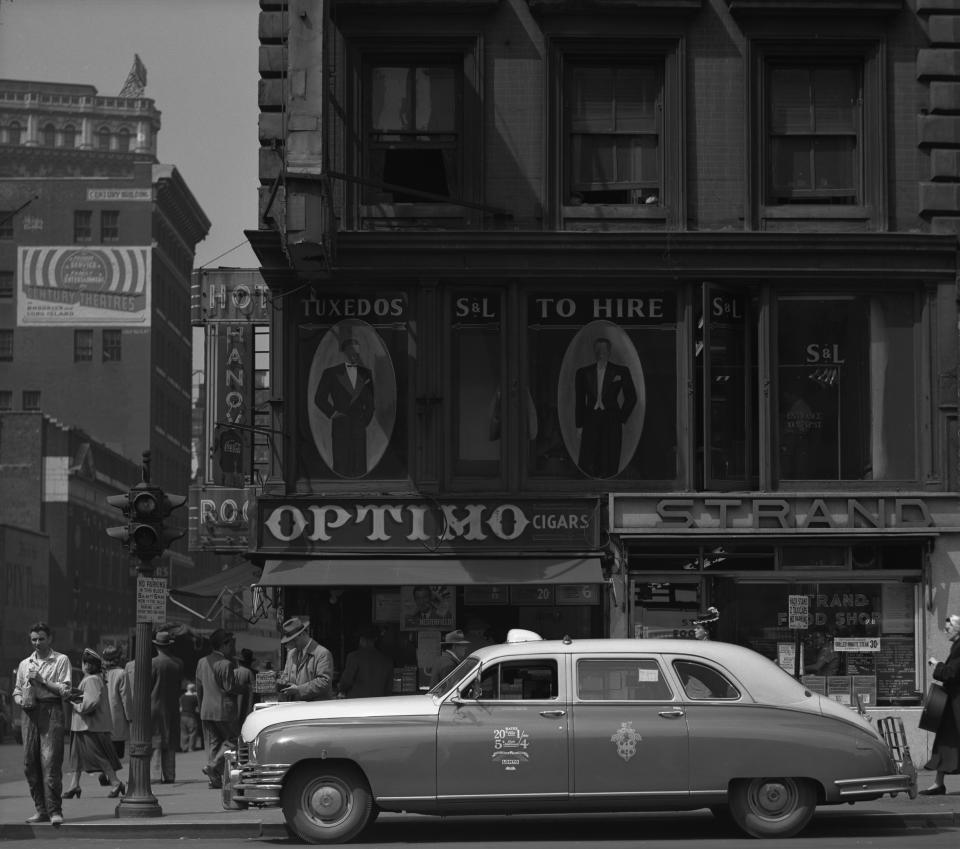 <p>Sixth Avenue, 1948. (© Todd Webb Archive) </p>