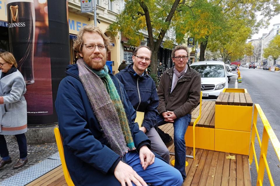 Auf den neuen Parklets im November 2018: (v.l.) Baustadtrat Florian Schmidt (Grüne), Dirk Bartel (Senatsverwaltung für Umwelt, Verkehr und Klimaschutz), Sebastian Pötter (Architekturbüro A24 Landschaft).<span class="copyright">Patrick Goldstein</span>