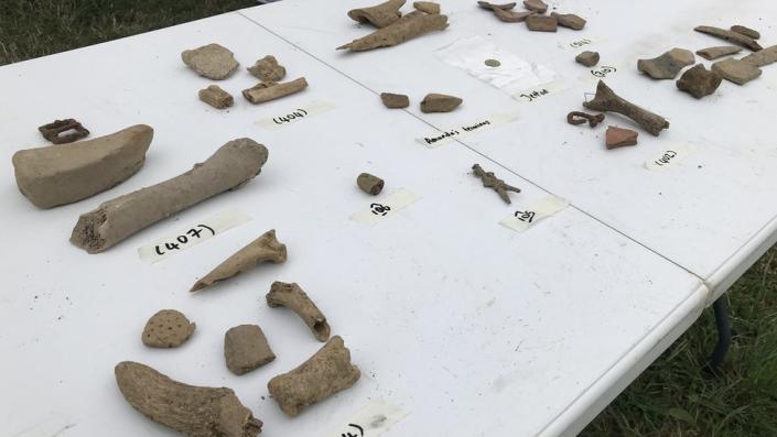 Fragmen arkeologi diletakkan di atas meja sementara