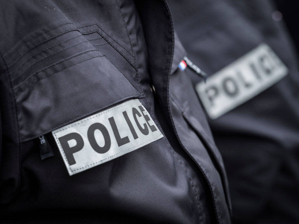 Le suspect a été identifié sur des images de vidéosurveillance prises par la sous-préfecture de Lorient, où l’on peut voir la victime « allongée sur la voie publique. » 