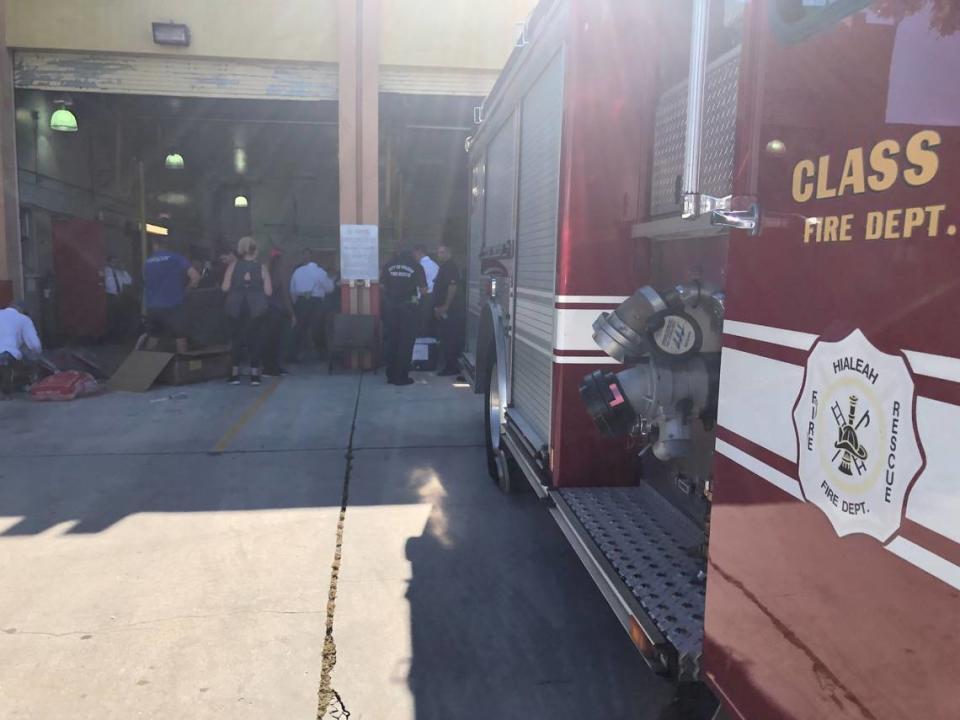 Realizan arreglos en la fachada de la estación 4 de bomberos de la Ciudad de Hialeah.