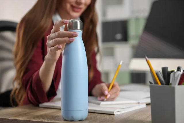 Cómo limpiar termos y botellas de agua (para evitar olores raros)