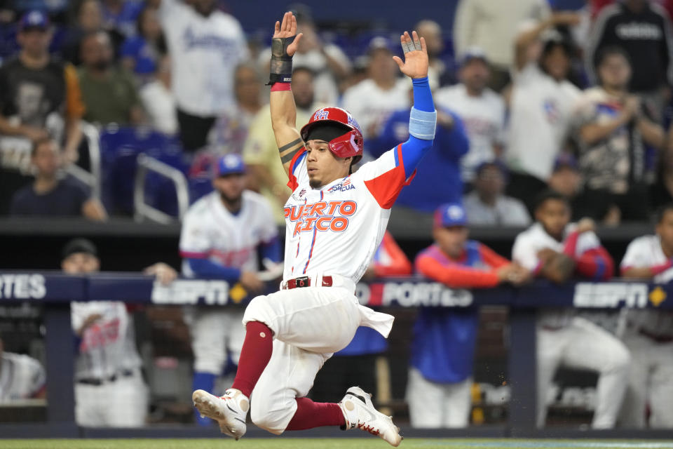 Jancarlos Cintrón anota una carrera para los Criollos de Caguas de Puerto Rico durante el octavo inning del juego contra los Gigantes de Rivas de Nicaragua en la Serie del Caribe, el jueves 1 de febrero de 2024, en Miami. (AP Foto/Lynne Sladky)