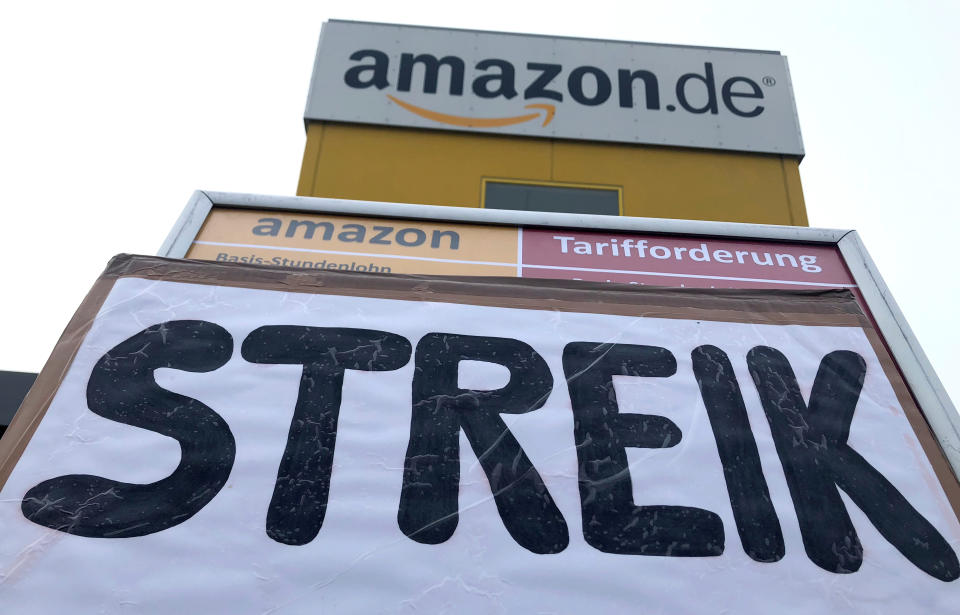 Un cartel pide a los trabajadores de un centro logístico de Amazon que se declaren en huelga en Bad Hersfeld, Alemania, el 23 de noviembre de 2018. REUTERS/Andreas Buerger