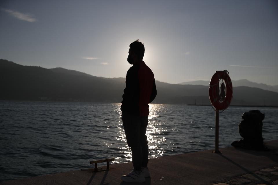 Un migrante afgano contempla el mar donde perdió a su hijo de cinco años durante una travesía de Turquía a Grecia. Las autoridades griegas lo acusan de negligencia por haber montado a su hijo en una embarcación precaria, con un mar agitado. Foto del 22 de febrero del 2021 tomada en la isla griega de Samos, donde el migrante espera su juicio. (AP Photo/Thanassis Stavrakis)