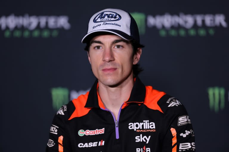 El piloto español de Aprilia, Maverick Viñales, pasa para los fotógrafos en el marco de una rueda de prensa en el circuto de Montmeló, cerca de Barcelona, el 24 de mayo de 2024, antes del GP de Catalunya de MotoGP (LLUIS GENE)