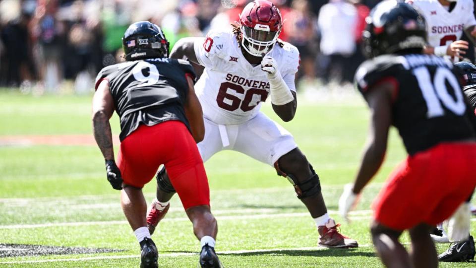 <div>CINCINNATI, OH - SEPTEMBER 23: Oklahoma OL Tyler Guyton (60) blocks during a college football game between the Oklahoma Sooners and Cincinnati Bearcats on September23, 2023 at Nippert Stadium in Cincinnati, OH. (Photo by James Black/Icon Sportswire via Getty Images)</div>