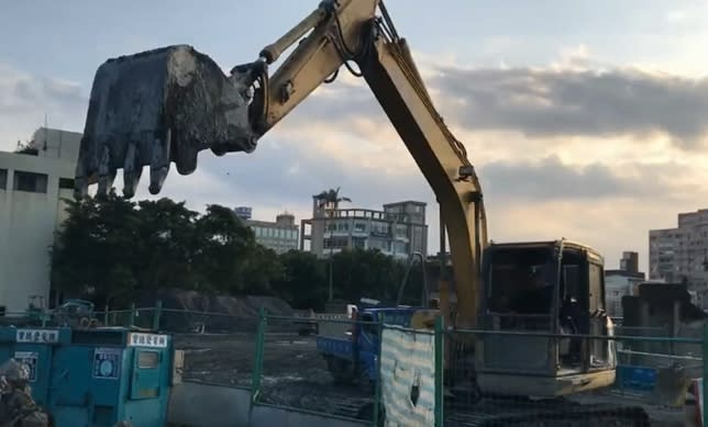 宜蘭羅東一處重劃區，怪手施工挖出一塊人類腿骨。（圖／東森新聞）