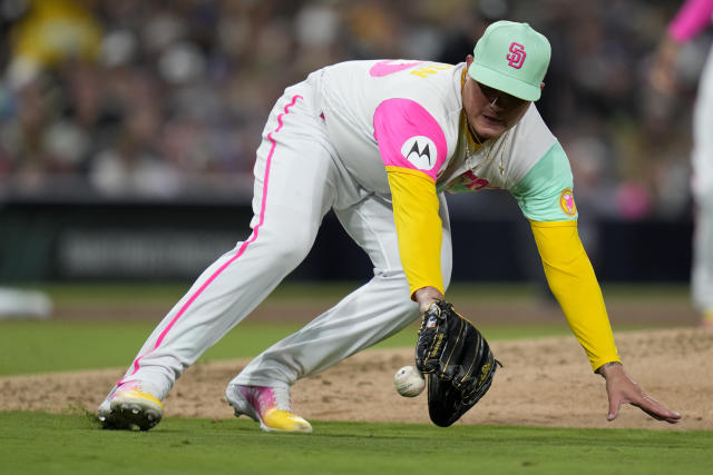 Padres' Kim Ha-seong injures toe after kicking water cooler in