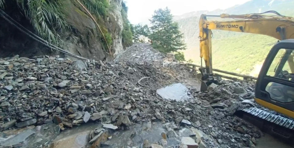 高雄市連日大雨，桃源區南橫公路檜谷路段邊坡落石阻斷雙向道路。（示意圖／資料照）