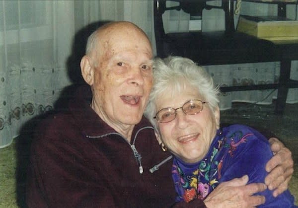 “Helen, llámame a casa”. Corría el mes de octubre de 2014, cuando Joe Auer se inclinó sobre el cuerpo de su esposa, de 94 años, la besó en la frente y le susurró ese último pedido antes de verla partir. Tan solo 28 horas después, él también murió, a la edad de 100 años. 