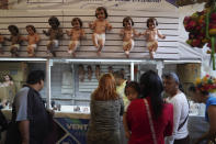 Los locales compran figuras del niño Dios en preparación para la fiesta del "Día de la Candelaria" en la Ciudad de México, el miércoles 25 de enero de 2023. (AP Foto/Marco Ugarte)