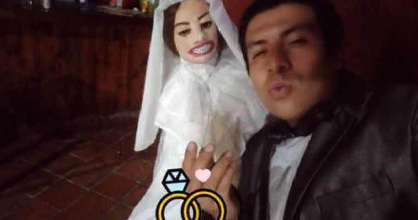 哥倫比亞一名男子宣布和布娃娃未婚妻結婚。（翻攝自TikTok）