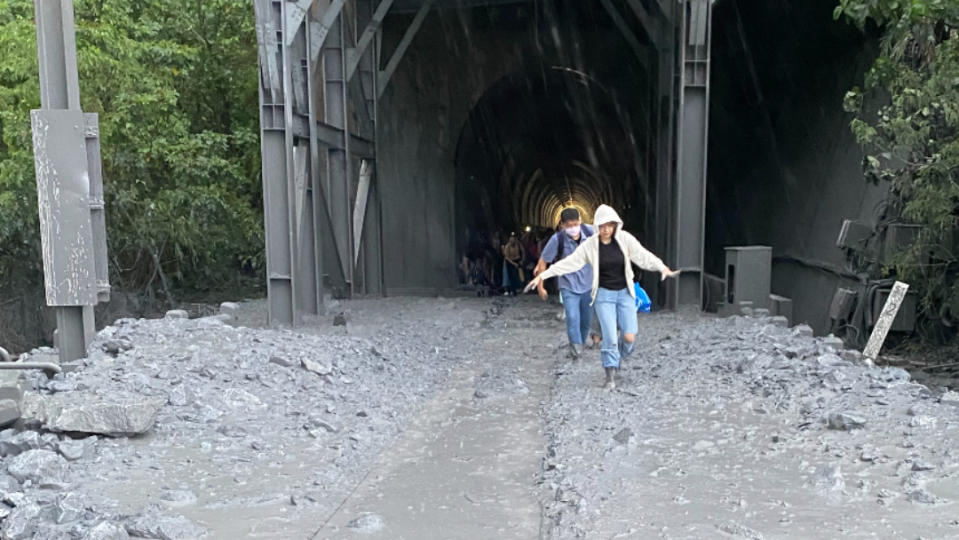 台鐵自強號第229次北上列車今（6/21）清水隧道受到土石流衝擊出軌，乘客下車步行搭接駁車。讀者提供