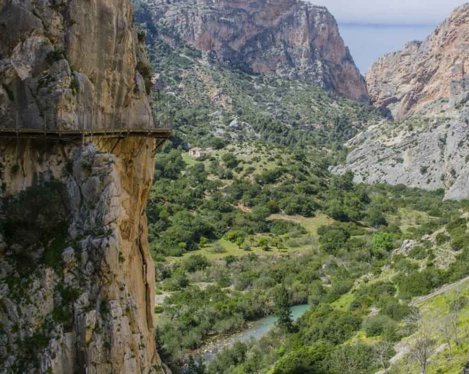 3.- El Caminito del Rey, Málaga: Dicen que es el “sendero más peligroso del mundo”. Con una anchura de apenas un metro, podremos recorrer algo más de tres kilómetros prácticamente pegados al desfiladero. Bastante emocionante, ¿no? Crédito: Fotografía viajera.