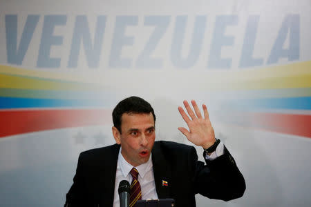 Venezuelan opposition leader and Governor of Miranda state Henrique Capriles talks to the media during a news conference in Caracas, Venezuela January 11, 2017. REUTERS/Carlos Garcia Rawlins