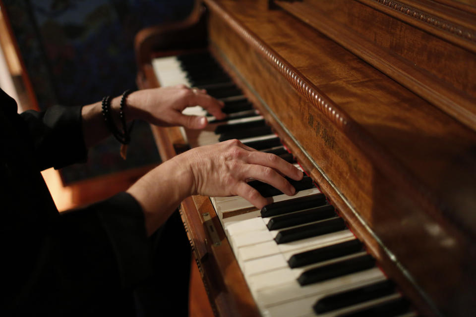 En esta foto del 25 de noviembre del 2019, el compositor y productor George Noriega toca el piano en su estudio en Davie, Florida. Noriega ha producido éxitos de la música latina como "Calma" de Pedro Capó, ganadora del Latin Grammy a la canción del año en noviembre. (AP Foto/Brynn Anderson)