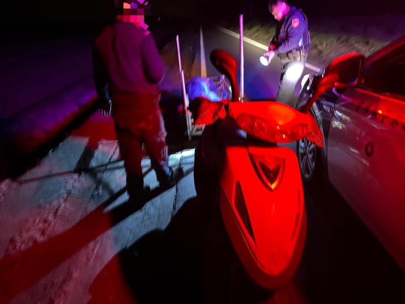 竊賊深夜出沒田間  雲林警戳破謊言保住蒜頭 蒜頭將進入產季，雲林縣鹿寮派出所日前深夜巡邏 時，發現蒜頭田間出現一輛機車附掛拖曳車，車上有 帶土的蒜頭，警方研判剛採收完畢，再比對附近發現 田間的腳印與李男的鞋印相符，當場戳破謊言，將竊 賊法辦。 （警方提供） 中央社記者姜宜菁傳真  113年3月20日 