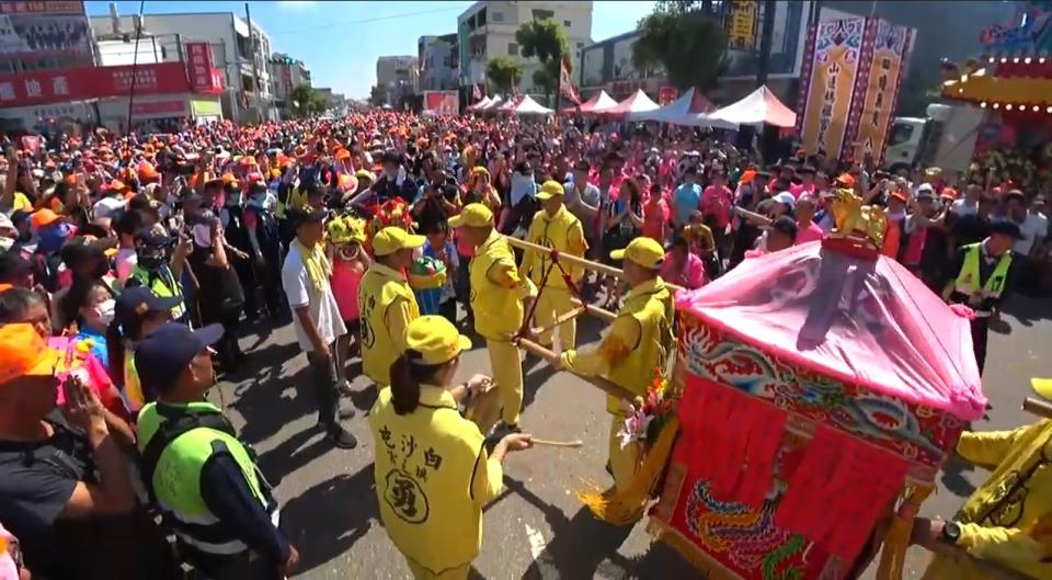 粉紅超跑一早就進入苗栗，小獅子熱情接駕。（圖／翻攝自白沙屯媽祖網路電視台。）