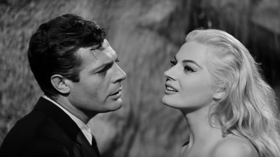 An Italian journalist romances a Swedish actress in La Dolce Vita