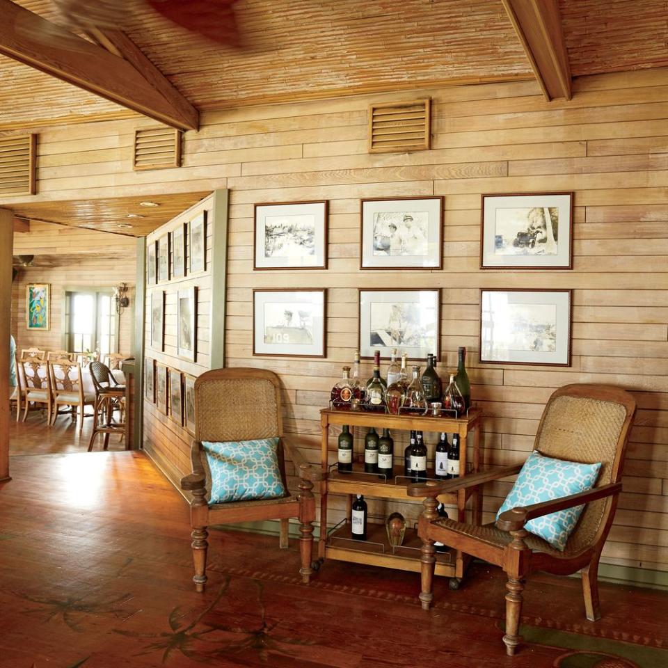 Island style and a bar to match in the dining room | Photo: Thayer Allyson Gowdy