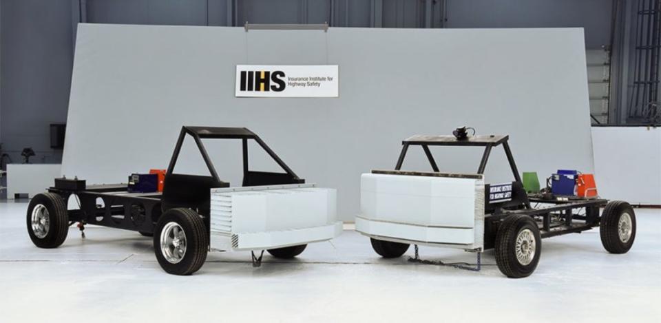 由於路上車輛逐漸以SUV為主流，IIHS打造重量更重的新台車（左）並提高撞擊車速，更符合真實情境。(圖片來源/ IIHS)