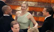 <p>Los dos amigos conversaban con Will Smith durante la celebración de los Oscar, el 25 de febrero de 2007. Tanto Winslet como DiCaprio fueron nominados, aunque ninguno se llevó a casa la estatua. (Foto: Mark J. Terrill/AP)</p>