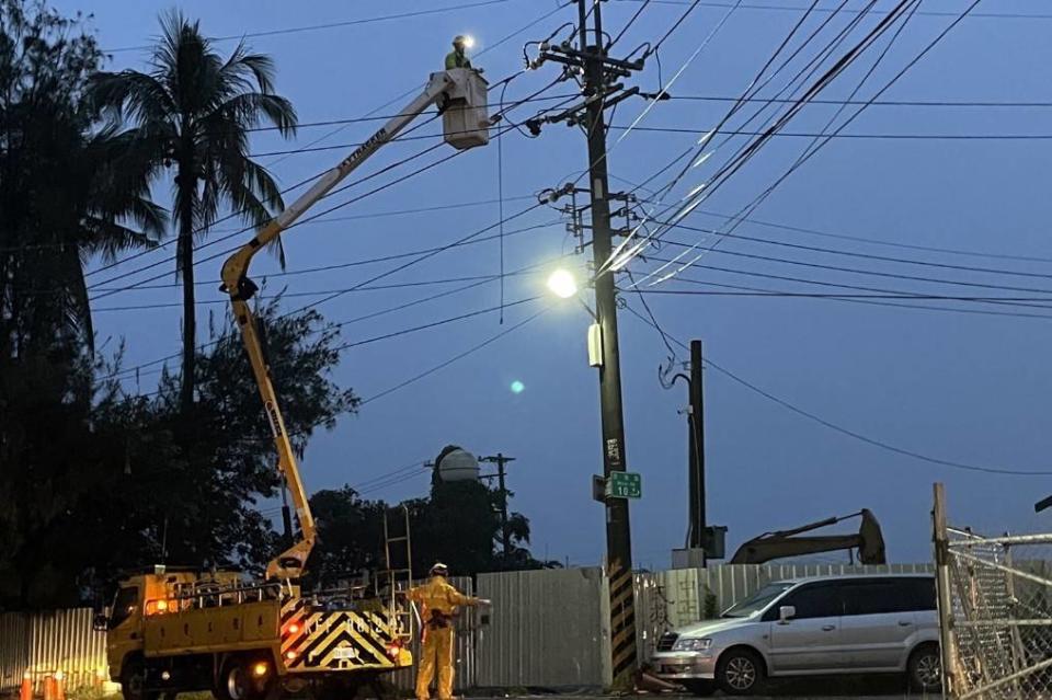 山陀兒颱風連日滯留台電高雄區處零星停電事故立即復電。（記者陸瓊娟攝）