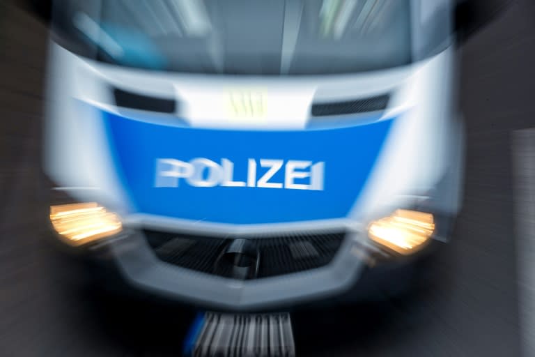 In Verbindung mit einem Einsatz im thüringischen Bad Frankenhausen ist ein 57-jähriger Polizist zu Tode gekommen. Einsatzkräfte waren zuvor zur Klärung einer Streitigkeit in eine Kleingartenanlage gerufen worden. (Odd ANDERSEN)