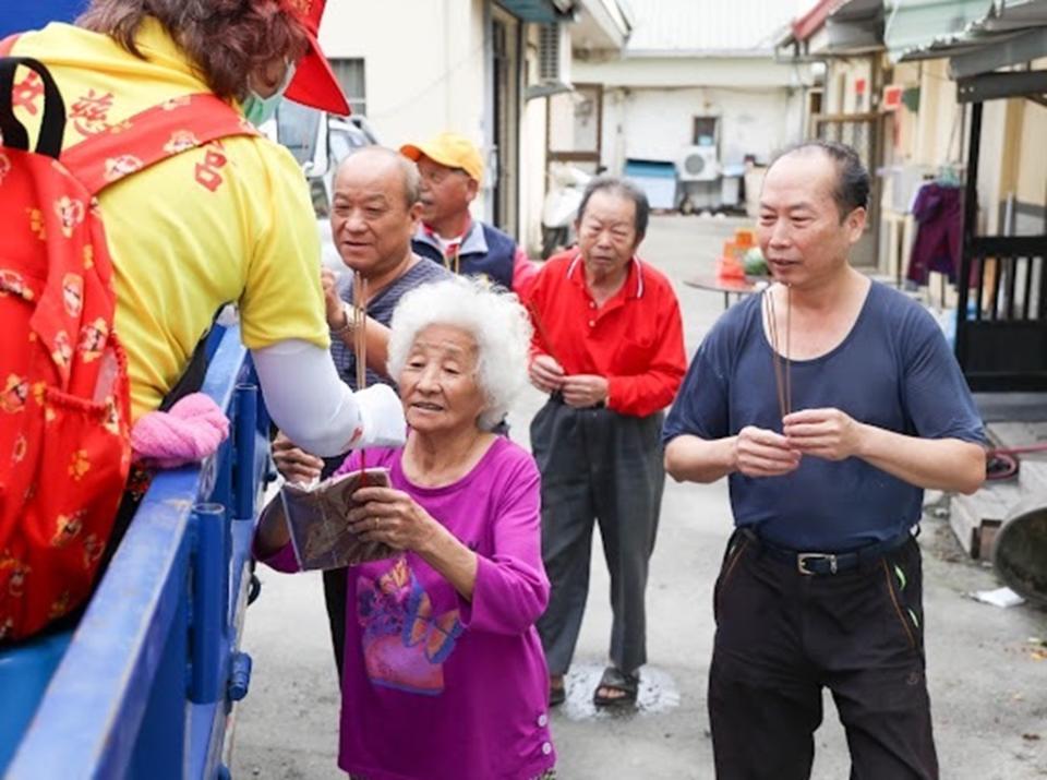 十八庄媽祖沿途停駐信徒熱情迎接。(圖/記者澄石翻攝)