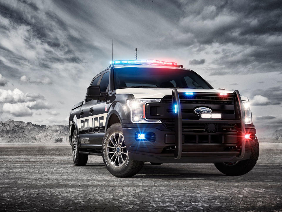 Auch Gesetzeshüter wissen einen coolen Truck zu schätzen: Für Sheriffs und den Grenzschutz hat Ford den F-150 Police Responder mit 379 PS und einem 3,6-Liter-V6 geschaffen. Hat die Polizei die bösen Jungs erwischt, passen bis zu fünf Passagiere hinein, die Anhängelast liegt bei fast 3,2 Tonnen. (Bild-Copyright: Ford)
