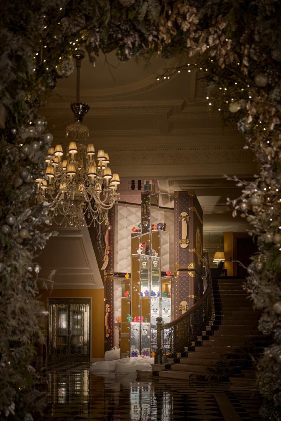  (Claridge's Christmas Tree 2023 by Louis Vuitton)