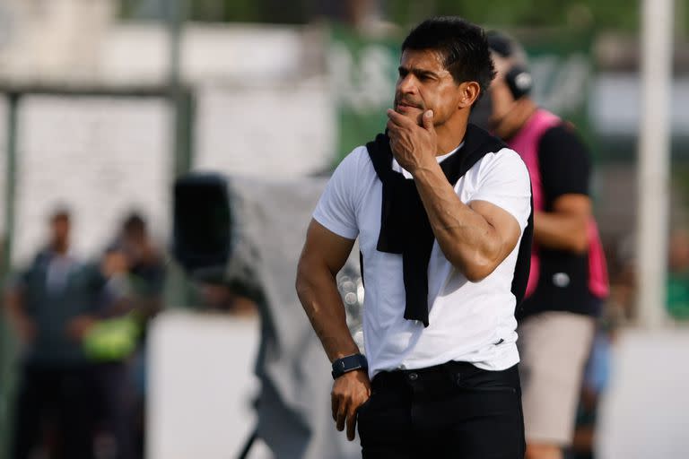 Hugo Ibarra, pensativo: el entrenador de Boca tendrá una reunión con Juan Román Riquelme para definir su futuro