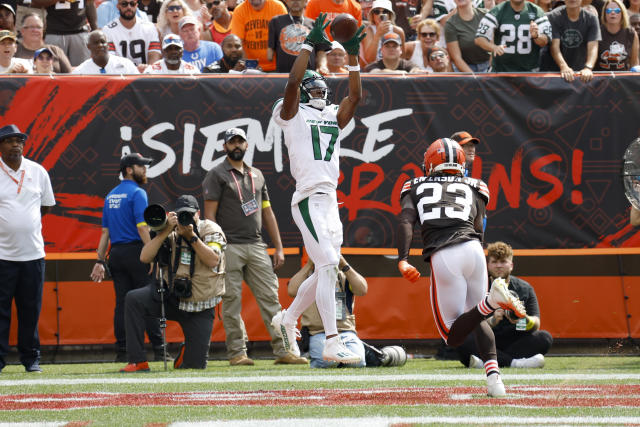 Highlight] Garrett Wilson with a ridiculous catch for the Jets' first  touchdown! : r/nfl