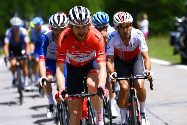 <span class="article__caption">KoM jersey Simmons starred in the break once again.</span> (Photo: Tim de Waele/Getty Images)