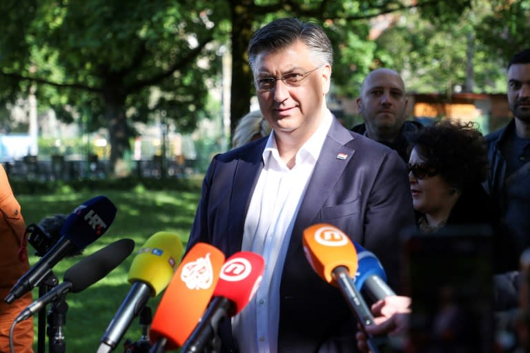 Le Premier ministre conservateur sortant Andrej Plenkovic fait une déclaration à la presse après avoir voté aux législatives, le 17 avril 2024 à Zagreb, en Croatie (DAMIR SENCAR)