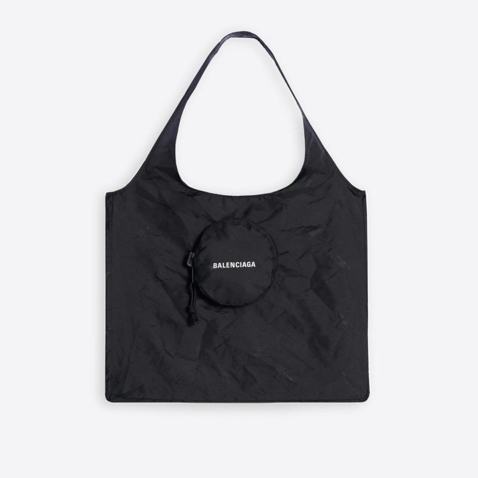 BALENCIAGA推出環保購物袋共有三種顏色，NT$10,300。 （BALENCIAGA提供） 