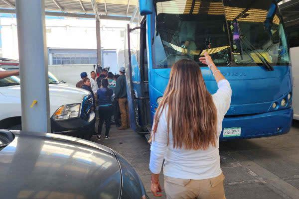 Autobús que transporta a migrantes localizados en Matehuala, San Luis Potosí