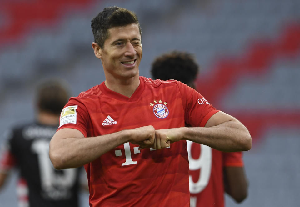 El delantero polaco Robert Lewandowski, del Bayern Múnich, festeja luego de marcar uno de sus dos goles ante el Fortuna Düsseldorf, el sábado 30 de mayo de 2020, en un encuentro de la liga alemana (Christof Stache/Pool via AP)