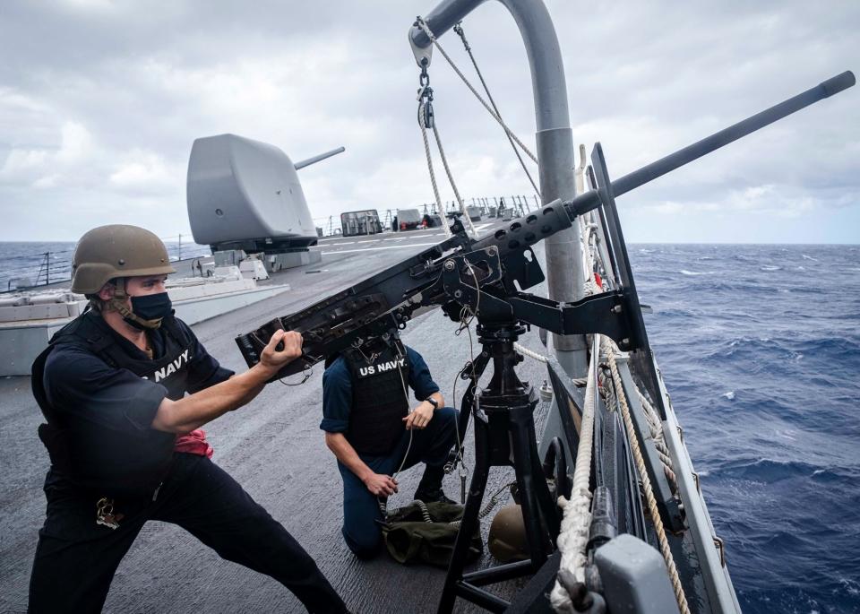 美國海軍飛彈驅逐艦馬侃號在艦上進行小艇攻擊小組（SCAT）演習的畫面。SCAT是美國軍艦上負責防禦小型船隻或低而緩慢飛行物攻擊的小組。（圖取自第七艦隊臉書） 