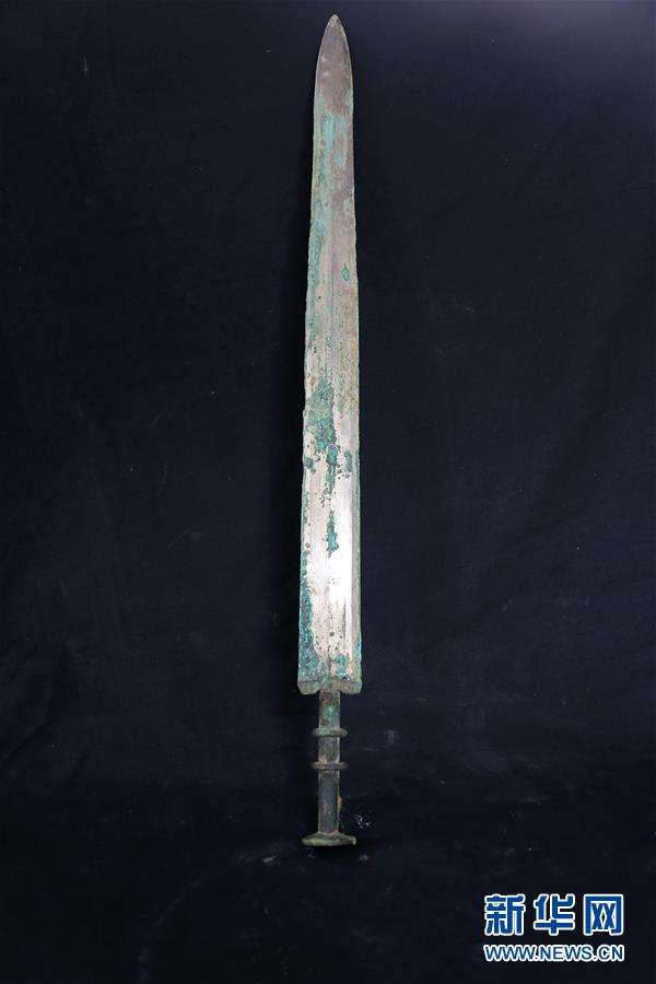 西咸新區空港新城岩村秦人墓葬發掘中發現的銅劍。
