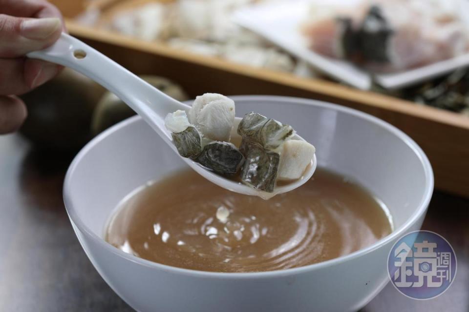 「川貝枇杷海底椰鱷魚肉湯」清甜中帶點枇杷葉的苦甘，有潤喉止咳的效果。（300元／碗）