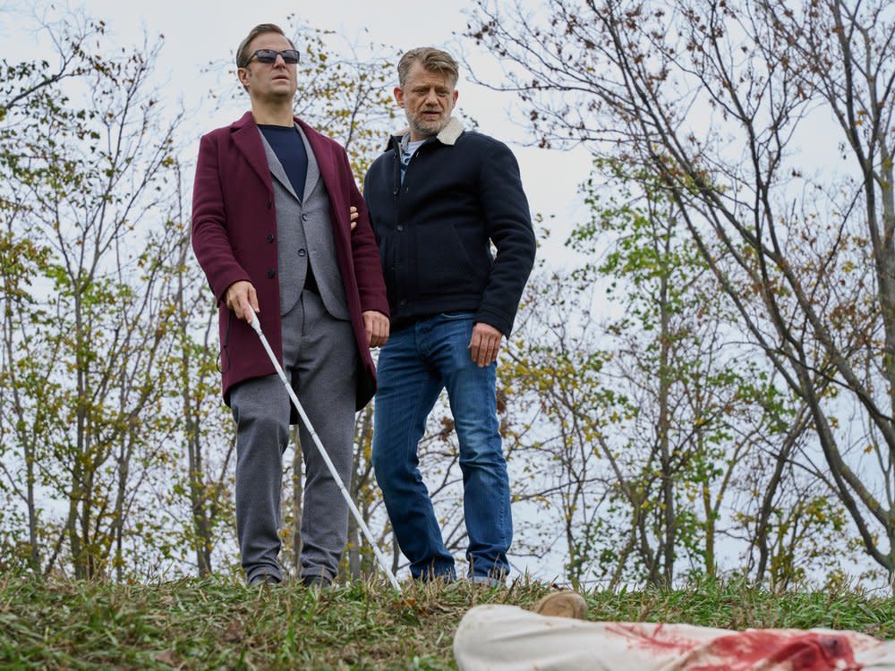 "Der Wien-Krimi: Blind ermittelt - Tod an der Donau": Alex (Philipp Hochmair, l.) und Niko (Andreas Guenther) untersuchen die Leiche. (Bild: ARD Degeto/Tivoli Film/Nikolaas von Schrader)