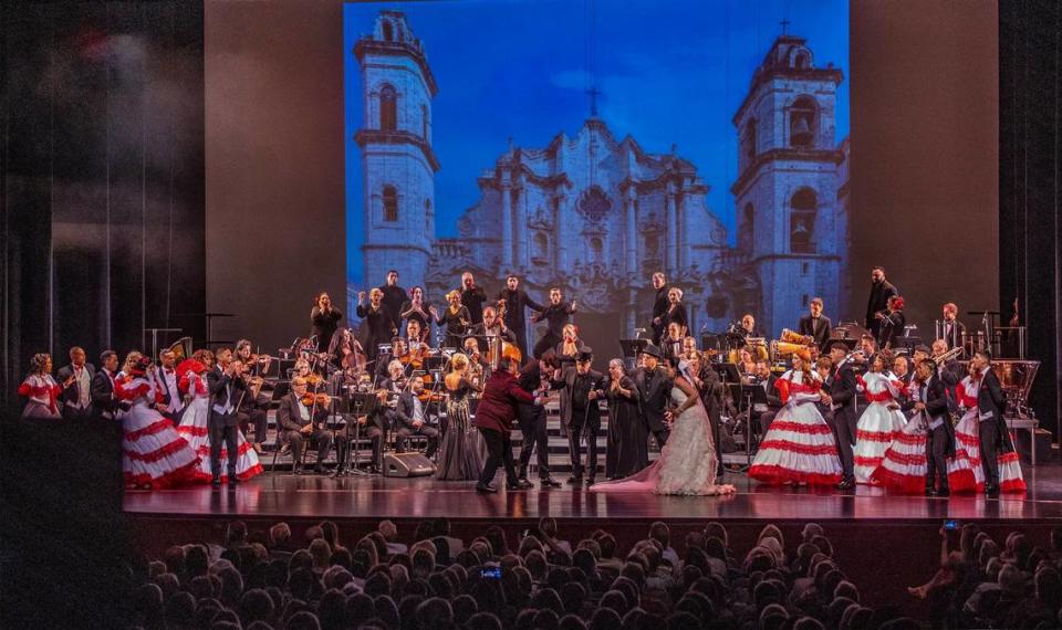 El elenco en la última escena de la zarzuela cubana 'Cecilia Valdés.