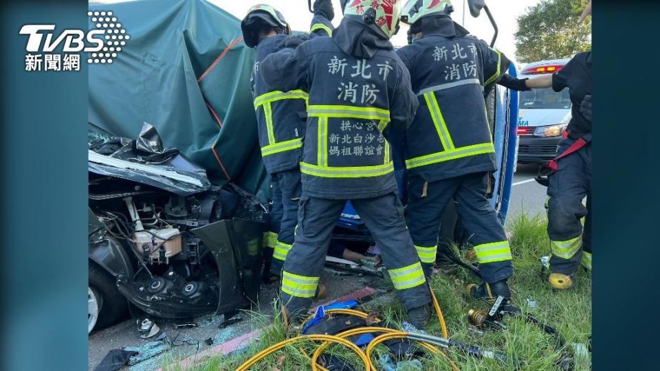 小貨車副駕駛受困車底，大批警消到場救援。（圖／TVBS）