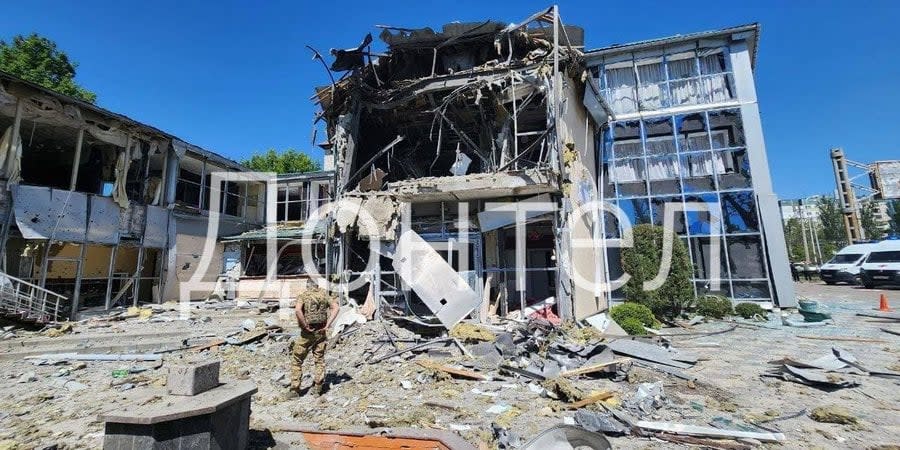 Paradise restaurant in Donetsk after being hit